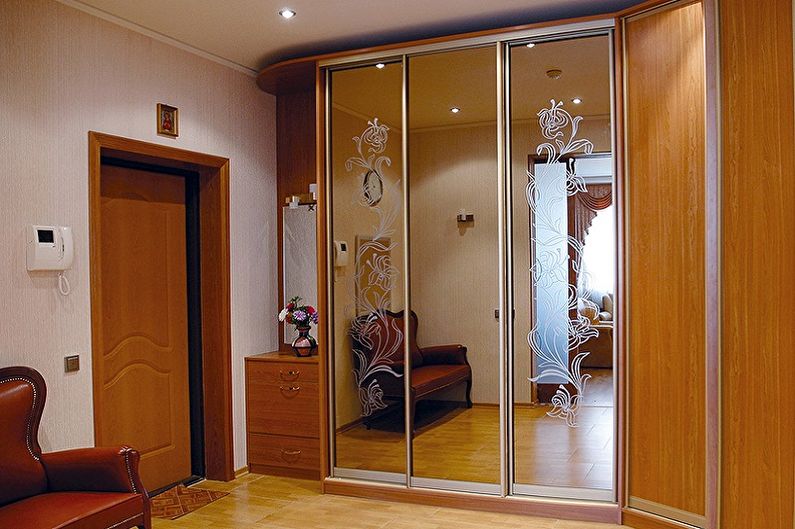 Corner cabinets in the hallway - photo