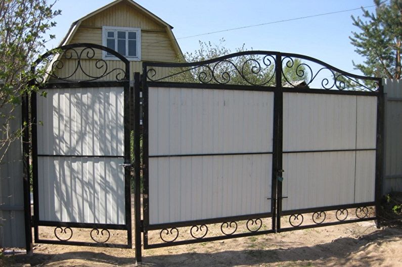 Gate at gate mula sa corrugated board - larawan