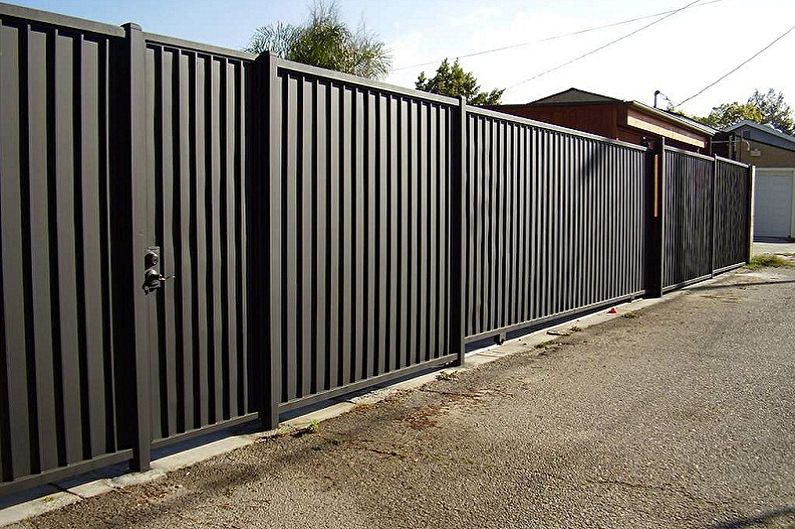 Gate at gate mula sa corrugated board - larawan