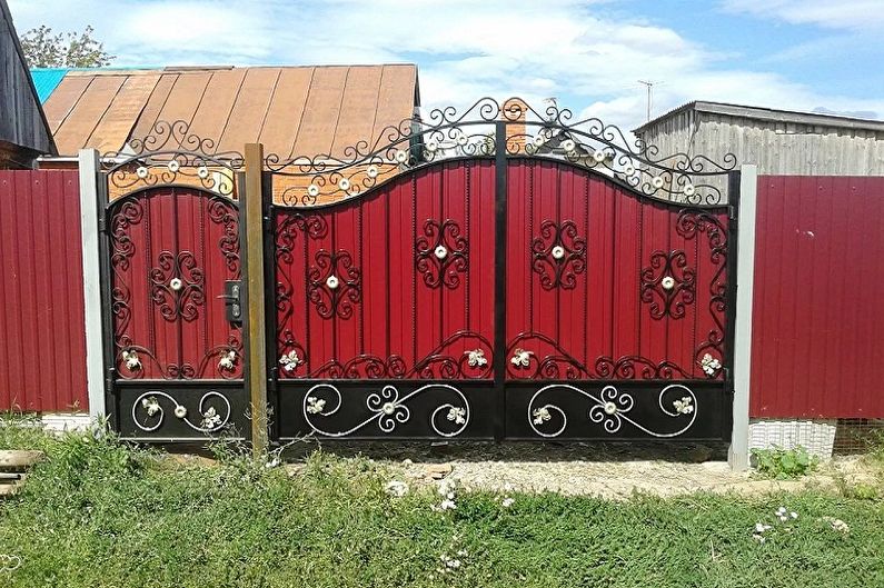 Gate at gate mula sa corrugated board - larawan