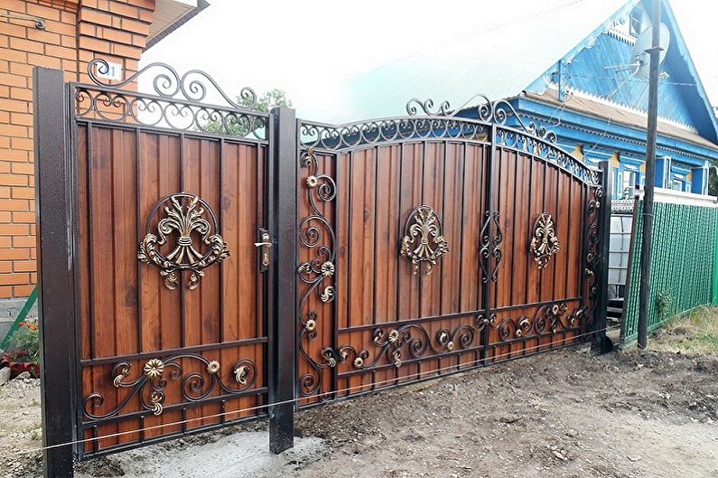 Pintu dan gerbang dari papan beralun - foto