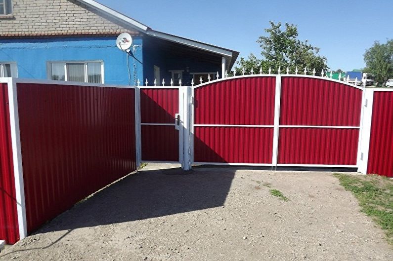 Gate at gate mula sa corrugated board - larawan