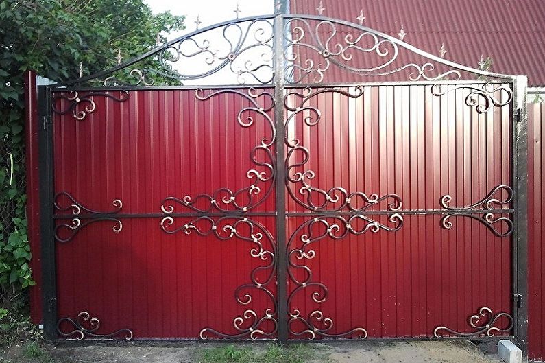 Gate at gate mula sa corrugated board - larawan