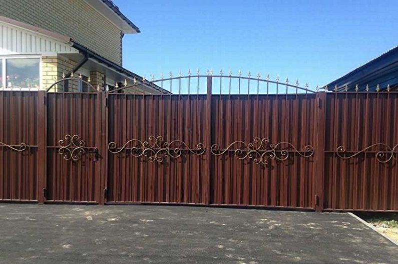 Gate at gate mula sa corrugated board - larawan