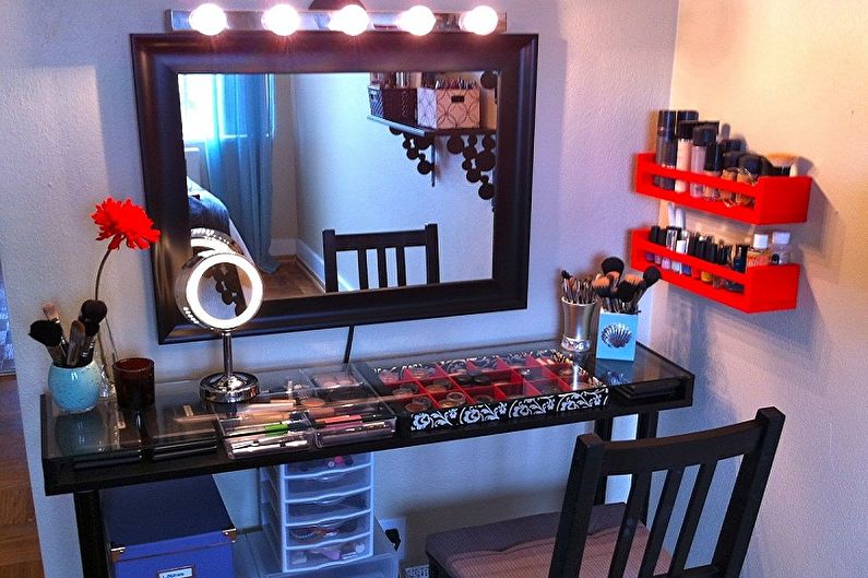 Miroir de maquillage avec ampoules - photo