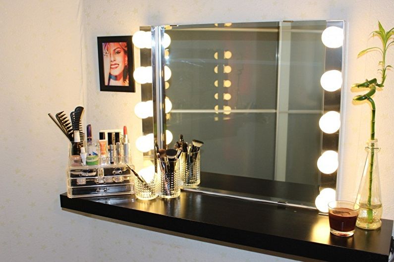 Miroir de maquillage avec ampoules - photo