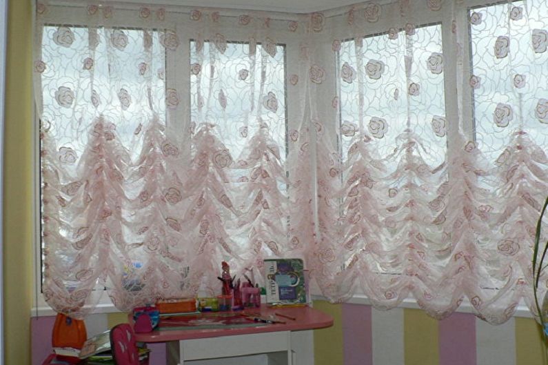 Cortinas francesas en el interior de una habitación infantil.