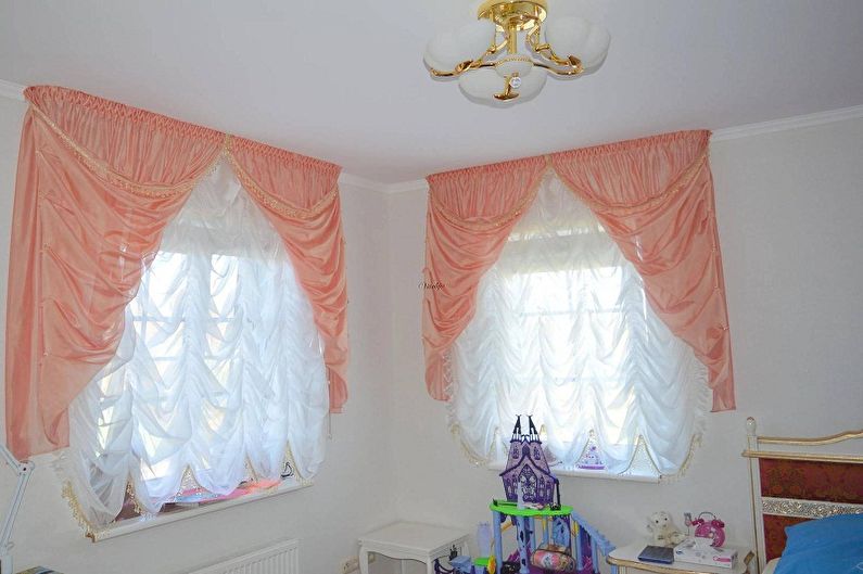 Cortinas francesas no interior de um quarto infantil