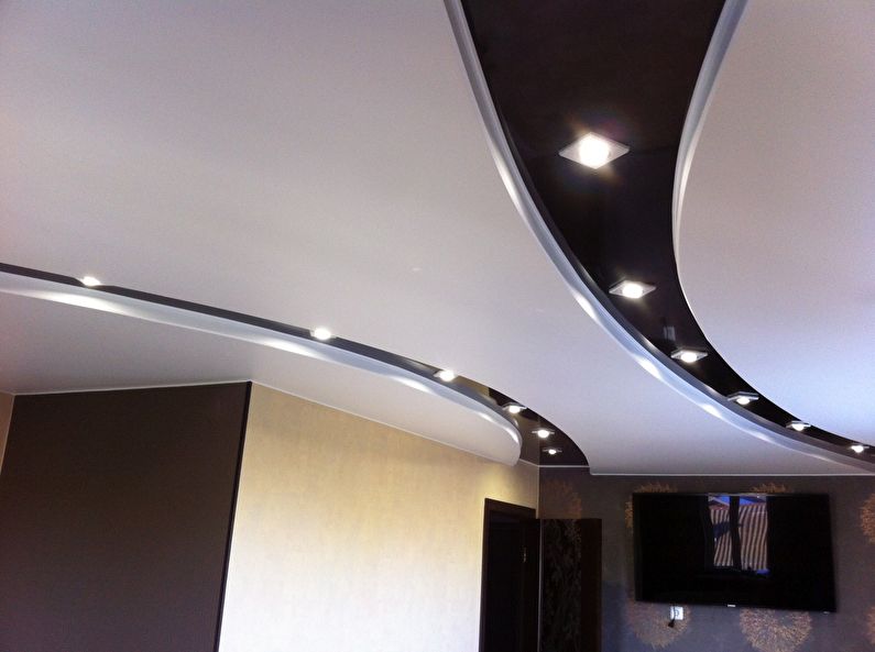 Design del soffitto in cartongesso nel soggiorno