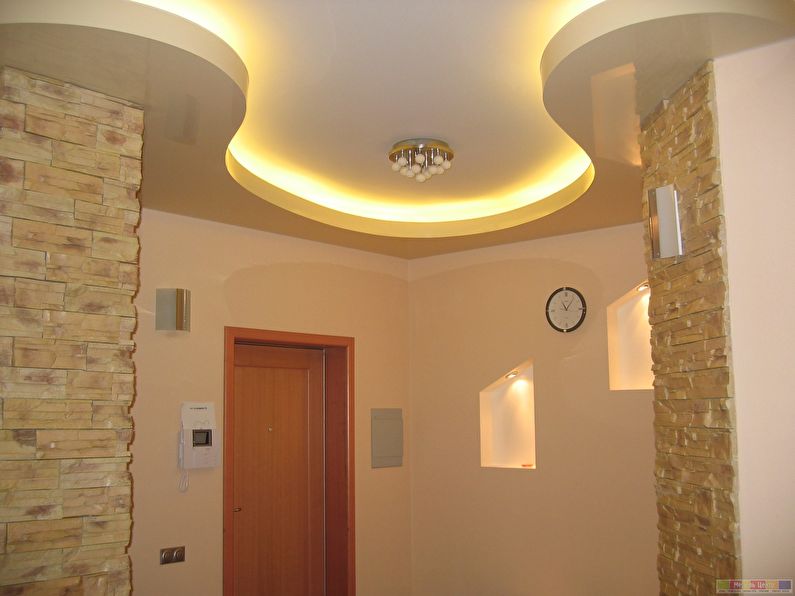 Design del soffitto in cartongesso nella hall d'ingresso