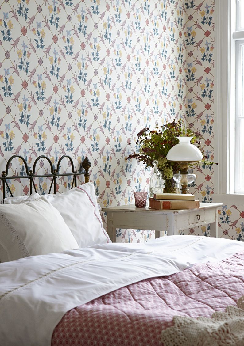 Wallpaper with floral ornaments for the bedroom