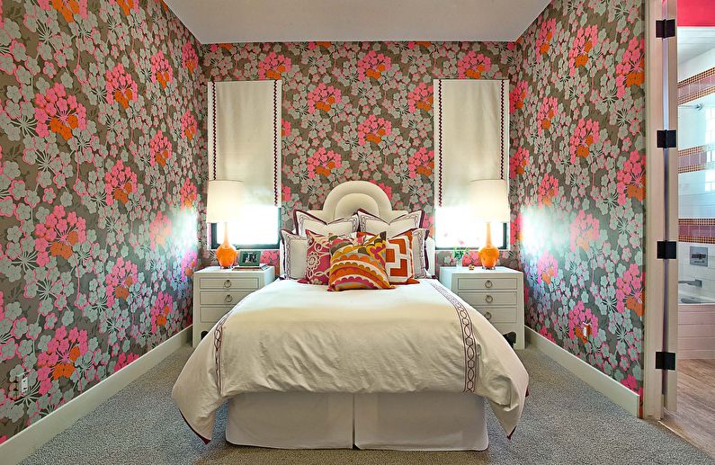 Papier peint fleuri pour une chambre dans le style provençal