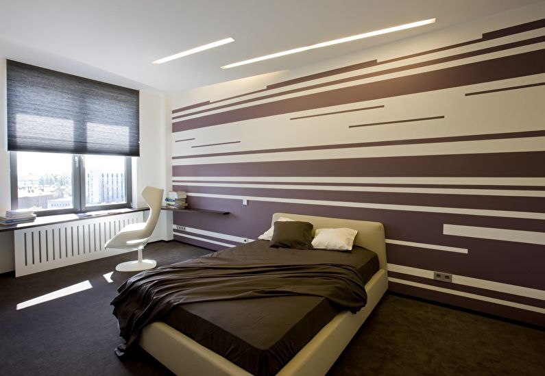 Brown and white wallpaper in the bedroom