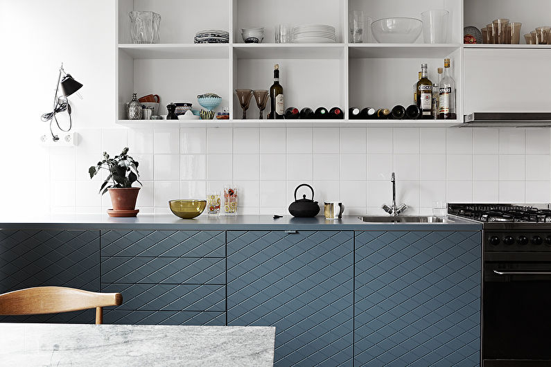 Cocina de estilo escandinavo azul y blanco - diseño de interiores