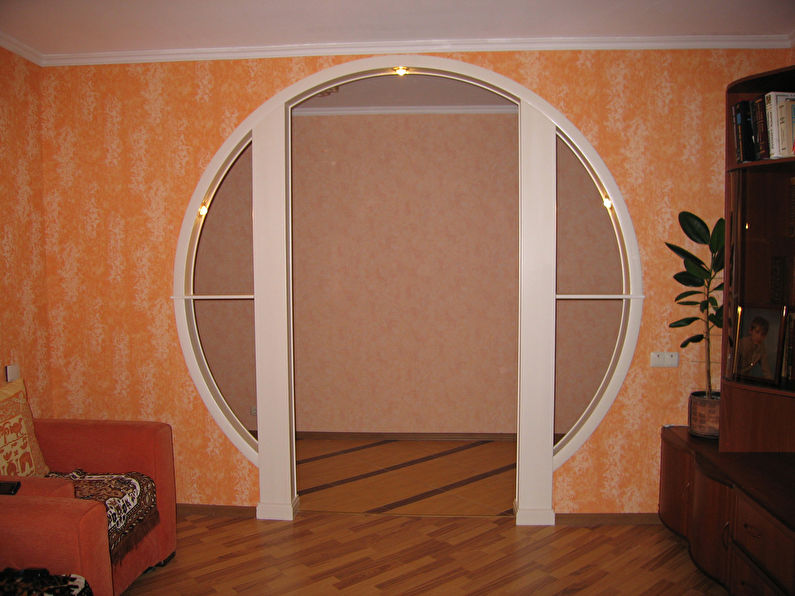 Round plasterboard arch in the living room interior