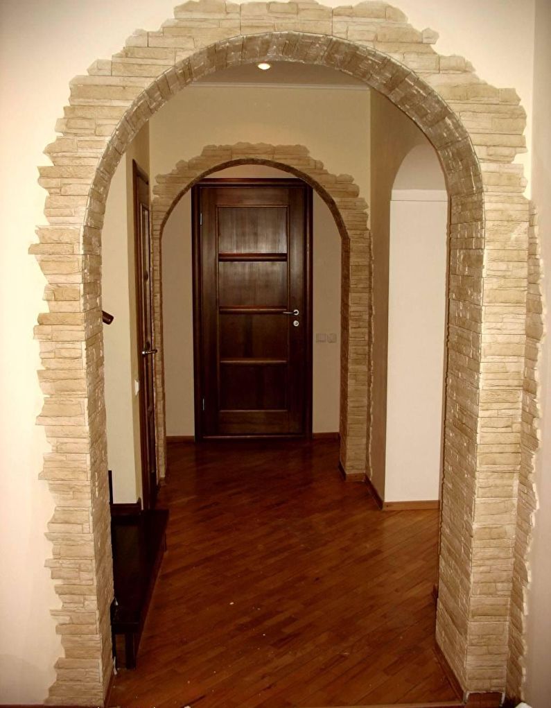 Arco del muro a secco con pietra decorativa - corridoio