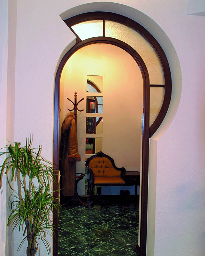 Curved drywall arch in the hallway and corridor - design