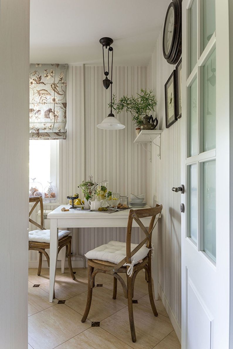 Papel pintado para la cocina en un estilo clásico.