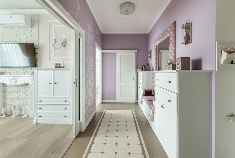 Lilac färg i korridoren inre - Designfoto