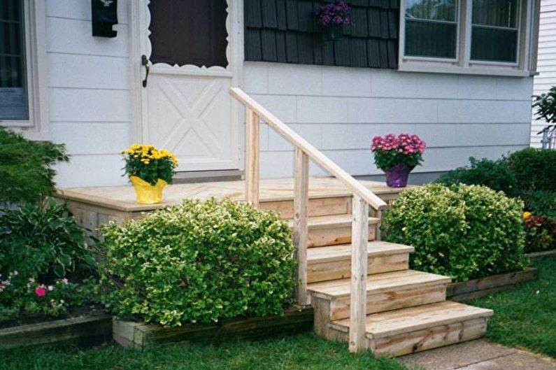 Making a wooden porch for a private house - photo