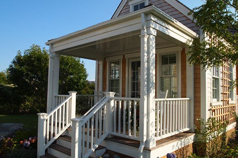 Veranda decoratie met treden en rails voor een woonhuis - foto