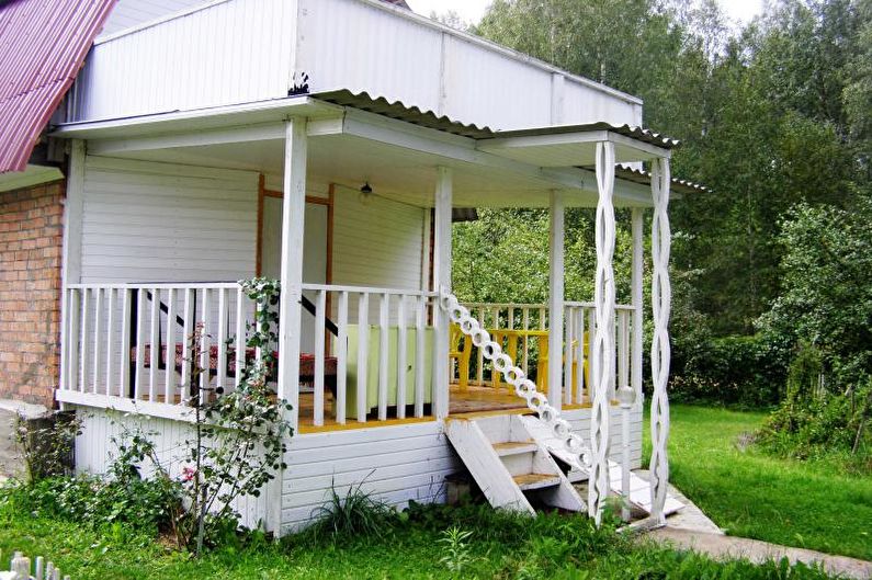 Verandadekoration in Form einer Terrasse für ein Privathaus - Foto