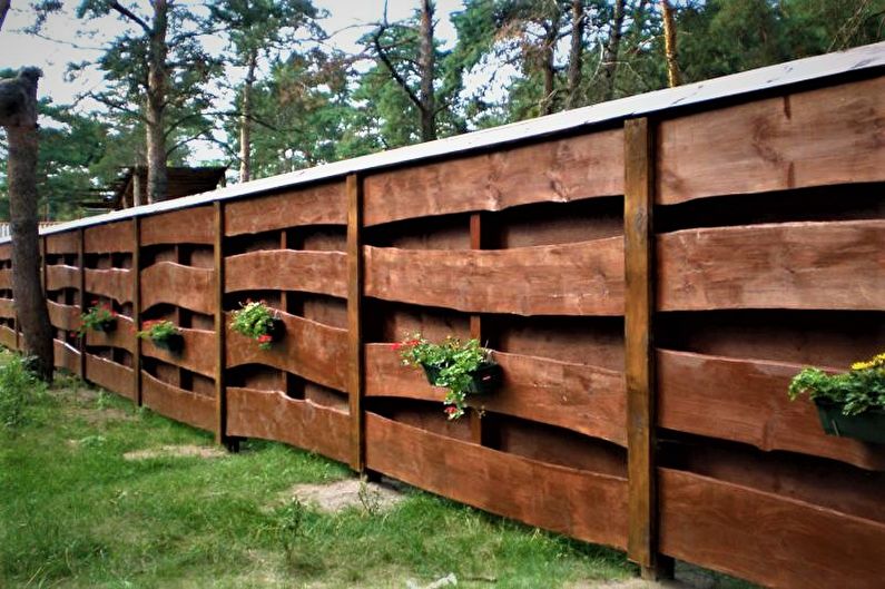 Houten hekken voor een woonhuis - foto