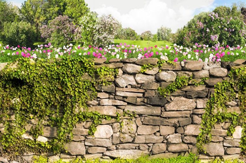 Cerca de piedra para una casa privada - foto