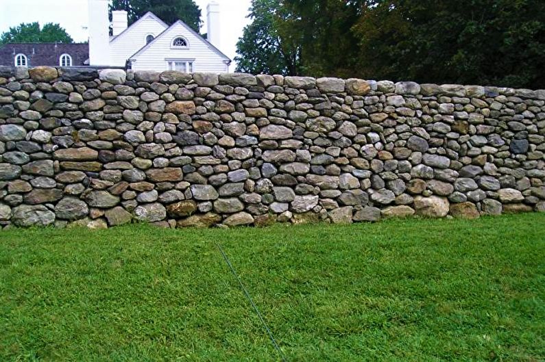 Cerca de pedra para uma casa particular - foto