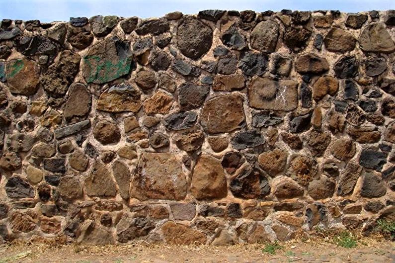 Cerca de pedra para uma casa particular - foto