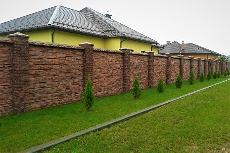 Clôture en béton armé pour une maison privée - photo