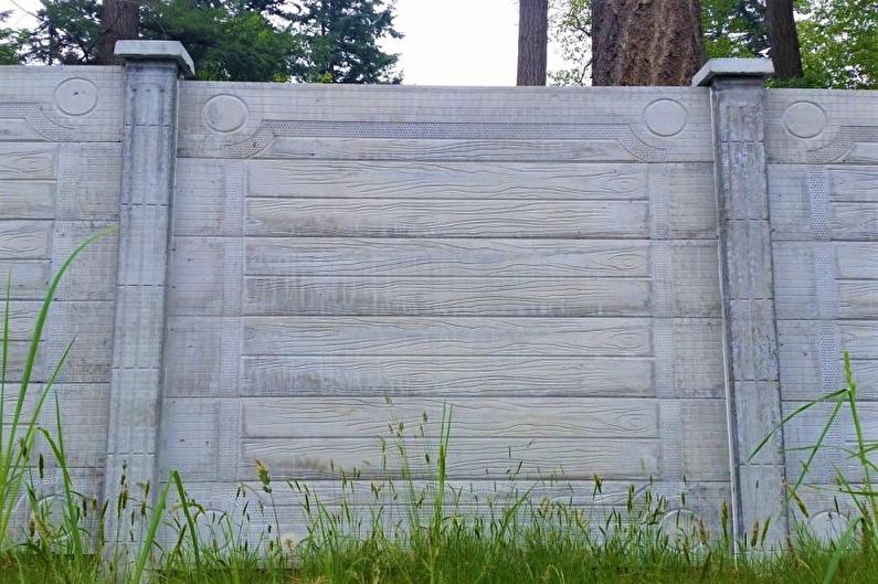 Clôture en béton armé pour une maison privée - photo