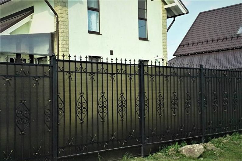 Clôture de combinaisons de matériaux pour une maison privée - photo