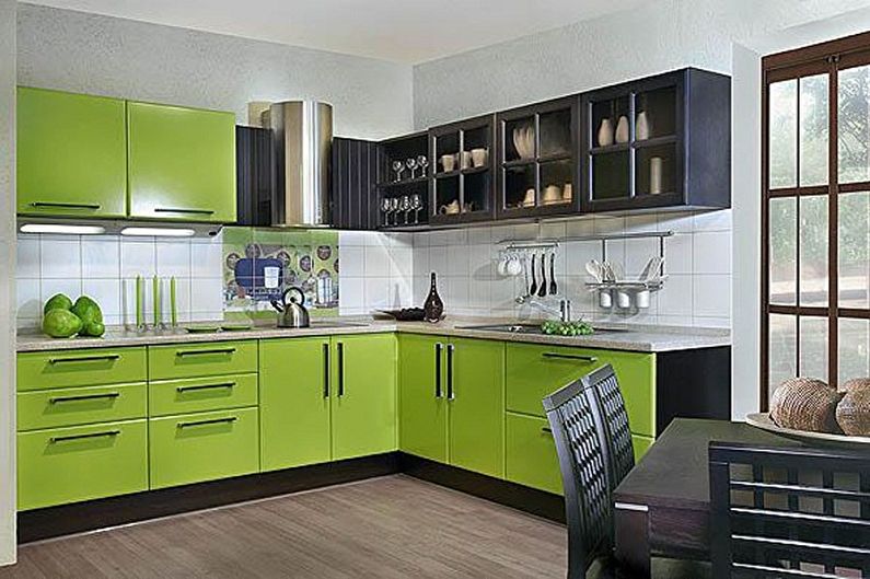 Witte en groene keuken - combinatie met zwart