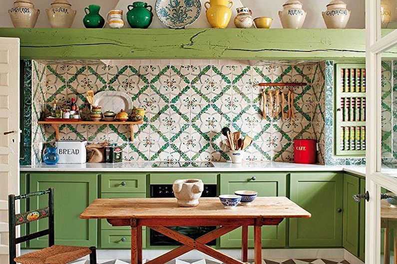 Design de interiores de uma cozinha branco-verde - foto